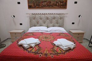 2 makuuhuonetta, työpöytä, Wi-Fi, vuodevaatteet