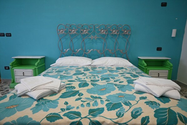 2 bedrooms, desk, WiFi, bed sheets