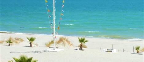 Sur la plage, serviettes de plage