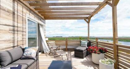 Lakefront 4 Bedroom house with it's own Beach.