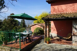 Outdoor dining - "Il Metato" - panoramic, WiFi, A/C, pool, garden & private parking. (Camaiore)