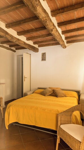 1 bedroom, iron/ironing board, travel cot, free WiFi - "Il Metato" - panoramic, WiFi, A/C, pool, garden & private parking. (Camaiore)
