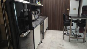 Microonde, forno, piano cottura, pentole/stoviglie/utensili