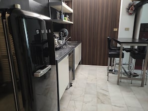 Microwave, oven, stovetop, cookware/dishes/utensils - 1 bedroom apartment in rome (Roma)