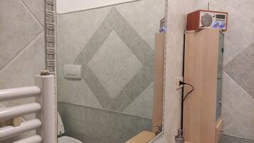 Asciugacapelli, asciugamani, sapone, shampoo