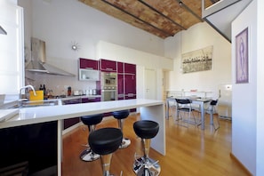 Fridge, oven, stovetop, dishwasher