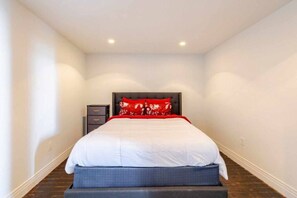 1 bedroom, iron/ironing board, WiFi, bed sheets - Fun Loft with Arcade Games and River Views (Detroit)