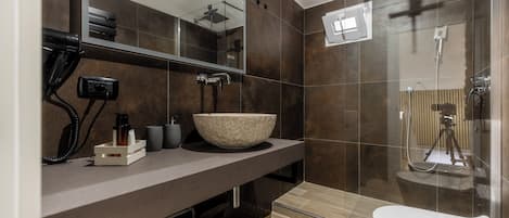 Shower, hair dryer, bidet, towels