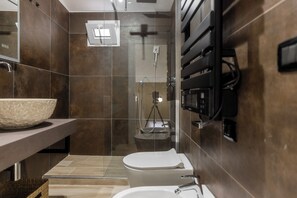 Douche, sèche-cheveux, bidet, serviettes fournies