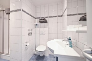 Suihku, hiustenkuivaaja, pyyhkeet