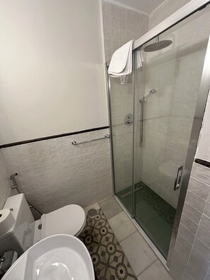 Een douche, een haardroger, een bidet, handdoeken