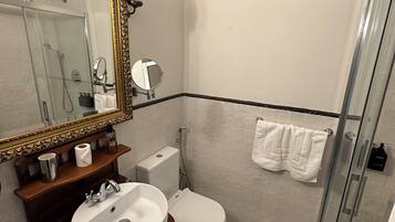 Een douche, een haardroger, een bidet, handdoeken