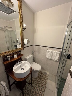 Douche, sĂšche-cheveux, bidet, serviettes fournies