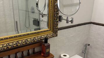 Een douche, een haardroger, een bidet, handdoeken