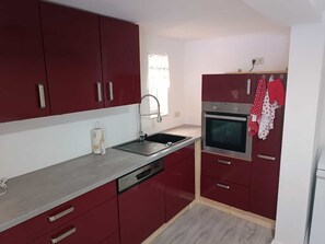 Frigorífico, horno, placa de cocina y lavavajillas