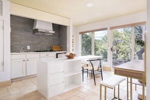 Refrigerador, microondas, horno, placa de cocina