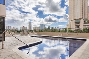 Pool - Cozy Room in Heart of Waikiki (Honolulu)