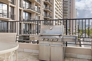 Outdoor dining - Spectacular Urban Location - A Peaceful Surrender in Waikiki (Honolulu)