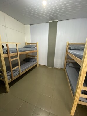 Quadruple Room | Blackout drapes, soundproofing, iron/ironing board, free WiFi - HOSTEL DA VILA (Santos)