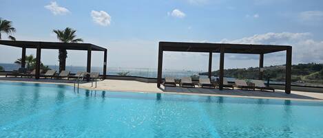 Piscine extérieure (ouverte en saison), parasols de plage