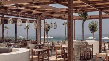 Aamiainen, lounas ja illallinen; näkymät uima-altaalle