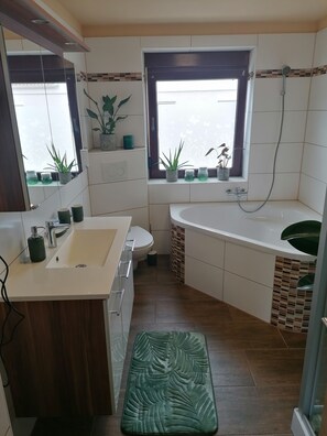 Hårføner, håndklær, såpe og toalettpapir