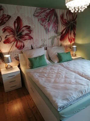 2 Schlafzimmer, Schreibtisch, Bügeleisen/Bügelbrett, Reisekinderbett