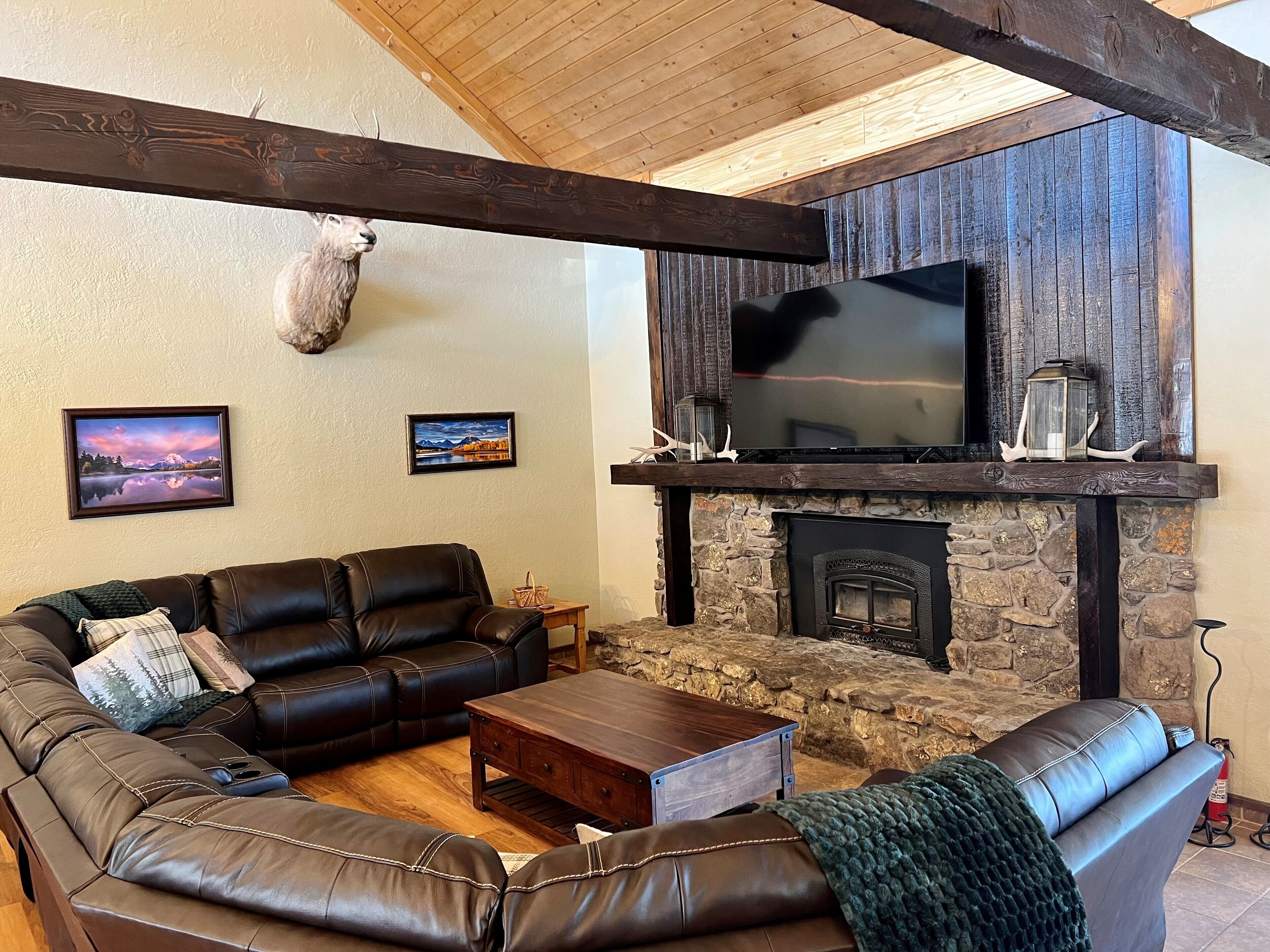 Smart-TV, Kamin, Tischfußball, Bücher