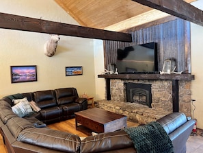 Smart-TV, Kamin, Tischfußball, Bücher