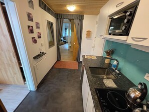 Een koelkast, een oven, een kookplaat, een vaatwasser