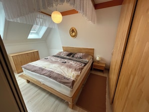 1 bedroom, desk, free WiFi, bed sheets