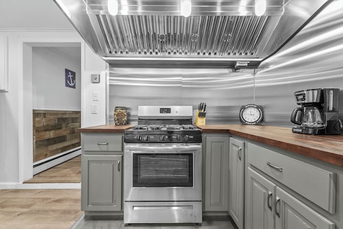 New Listing!  Charming House at The Blue Anchor Hotel.  4 Kings, sleeps 8.