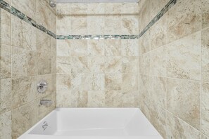 Secador de cabelo, toalhas de banho, sabonete, shampoo
