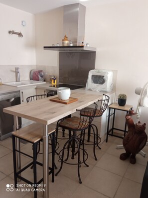 Frigorífic, microones, forn i placa de cuina 