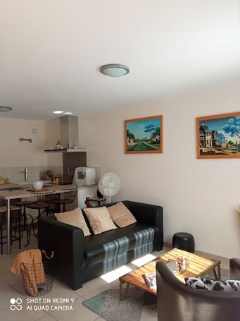 TV, books, stereo. Agreable Maison DE Village Tout Confort