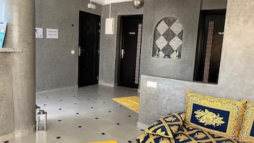 Apartamento presidencial, 2 habitaciones, terraza, vistas a la montaña | Zona de estar | Televisión de pantalla plana de 40 cm con canales por satélite