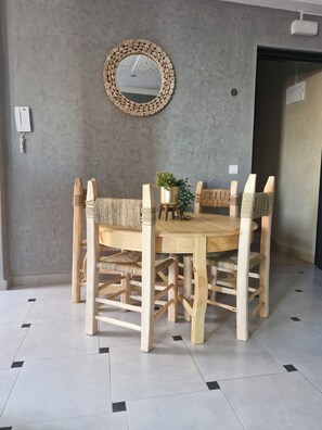 เพรสซิเดนเชียลอพาร์ทเมนท์, 2 ห้องนอน, ปลอดบุหรี่, วิวภูเขา | บริเวณนั่งเล่น | ทีวีจอแบน 40 ซม. พร้อมช่องดาวเทียม