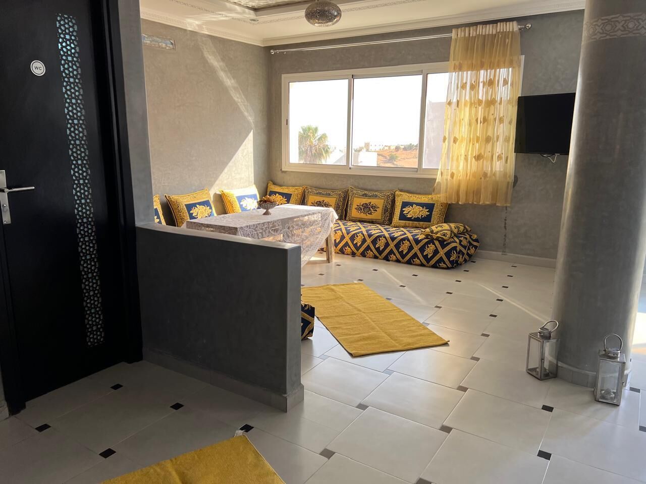 Apartamento presidencial, 2 habitaciones, terraza, vistas a la montaña | Zona de estar | Televisión de pantalla plana de 40 cm con canales por satélite