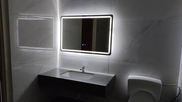 Douche, sèche-cheveux, serviettes fournies, savon