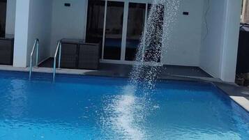 حمّام سباحة خارجي