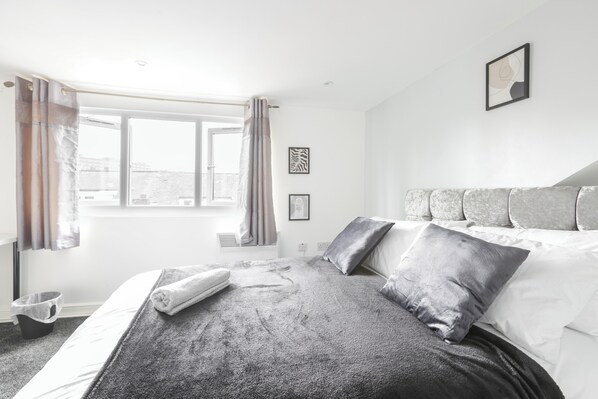 1 bedroom, iron/ironing board, WiFi, bed sheets - Cosy Large Flat Near Leeds City, Free Parking (Harehills)