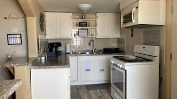 Geladeira, micro-ondas, fogão, cooktop