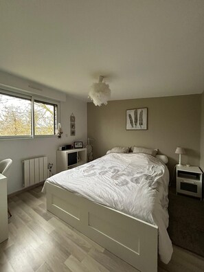 4 chambres, fer et planche à repasser, lit parapluie, Wi-Fi