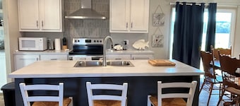Beautiful Oasis only steps away from the lake