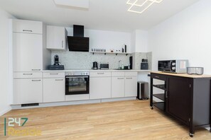 Réfrigérateur, four à micro-ondes, un four, surface de cuisson
