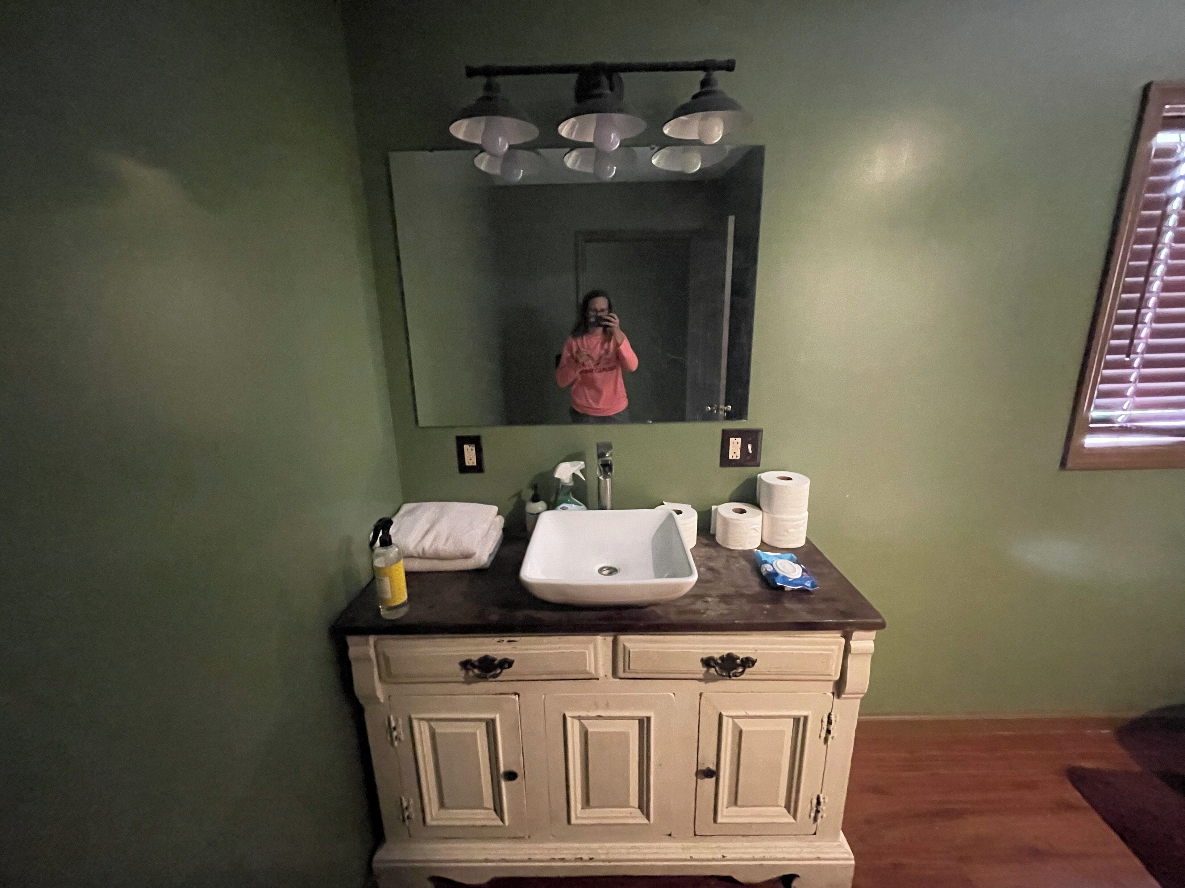 تجهيزات دش، مناشف، ورق حمّام