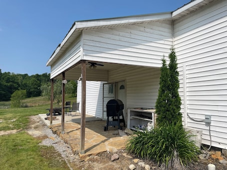 Terrace/patio. Quiet Country home, Pet friendly