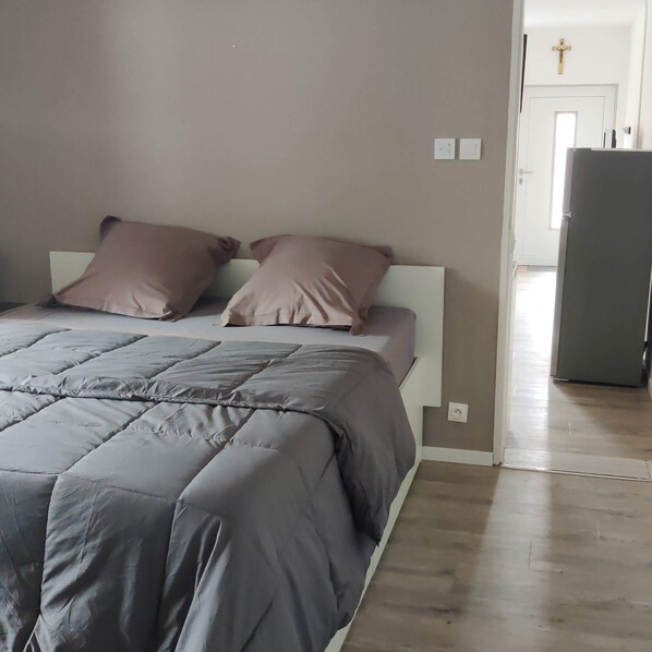 1 bedroom, desk, iron/ironing board, free WiFi
