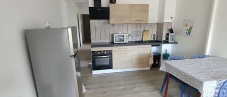 Kühlschrank, Mikrowelle, Ofen, Herdplatte