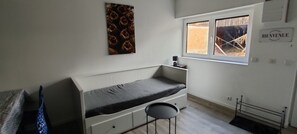 1 soverom, skrivebord, strykejern/-brett og wi-fi (inkludert)